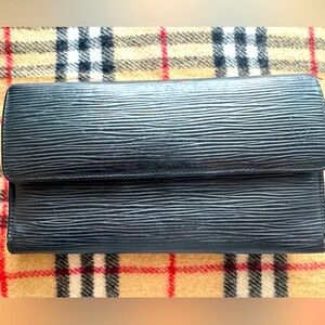 LV EPI LONG WALLET (TEAR,FADING) MAKE ME AN OFFER!